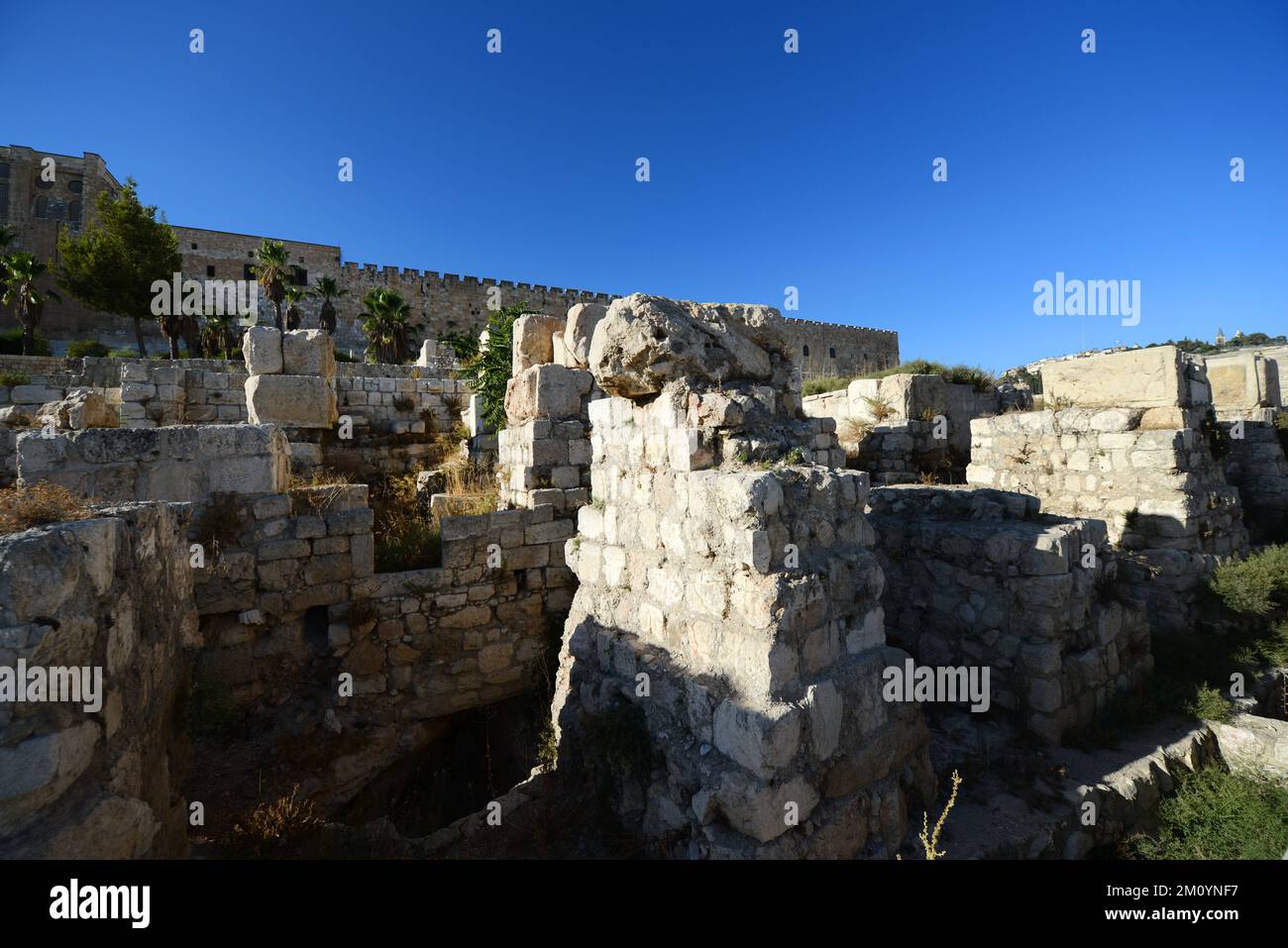 Ruines juives anciennes dans le parc archéologique de la vieille ville de Jérusalem. Banque D'Images