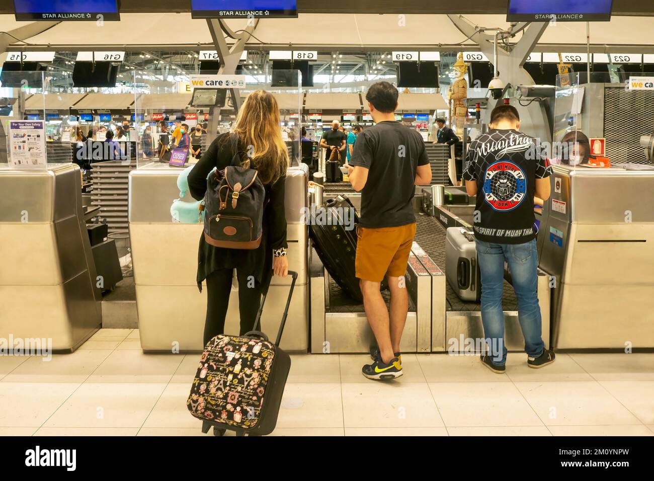 Bangkok, Thaïlande - 21 juillet 2022. Les passagers s'archivent pour des vols internationaux au comptoir Thai Airways de l'aéroport de Suvarnabhumi. Banque D'Images
