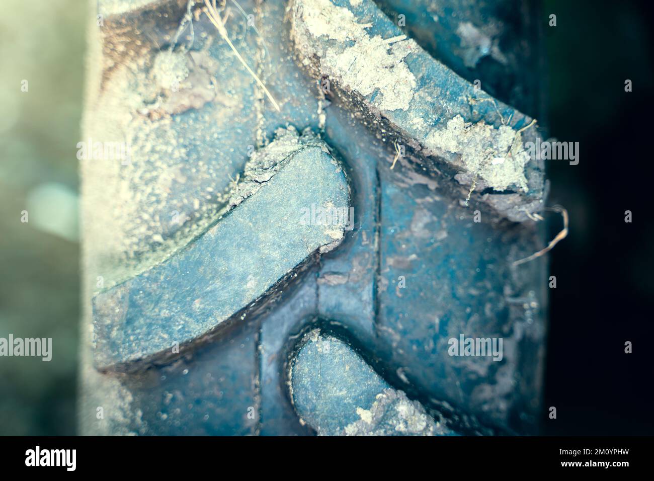 Bande de roulement volumétrique en caoutchouc sur un gros plan de roue de tracteur. Bande de roulement boue pour une meilleure portance sur les machines agricoles Banque D'Images