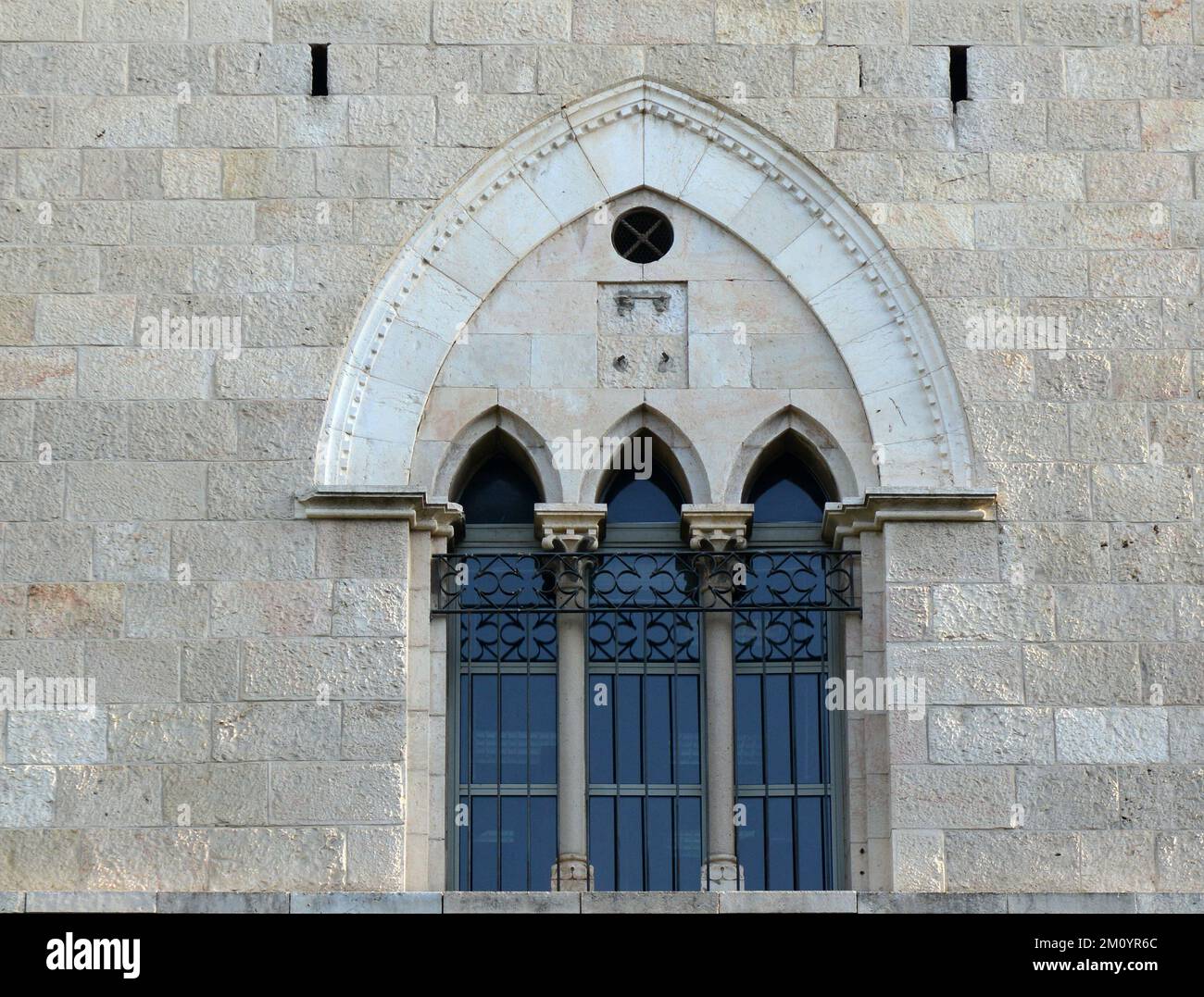 Belles fenêtres dans un ancien bâtiment sur la rue HaNeviim n Jérusalem, Israël. Banque D'Images