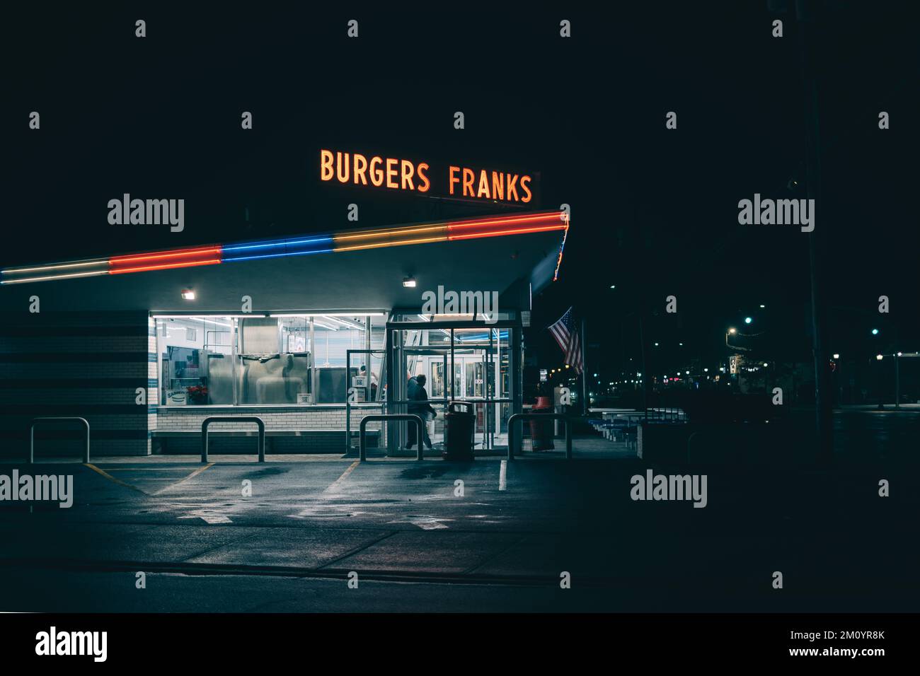 Tous les Hamburger Drive américain dans le panneau néon la nuit, Massapequa, New York Banque D'Images