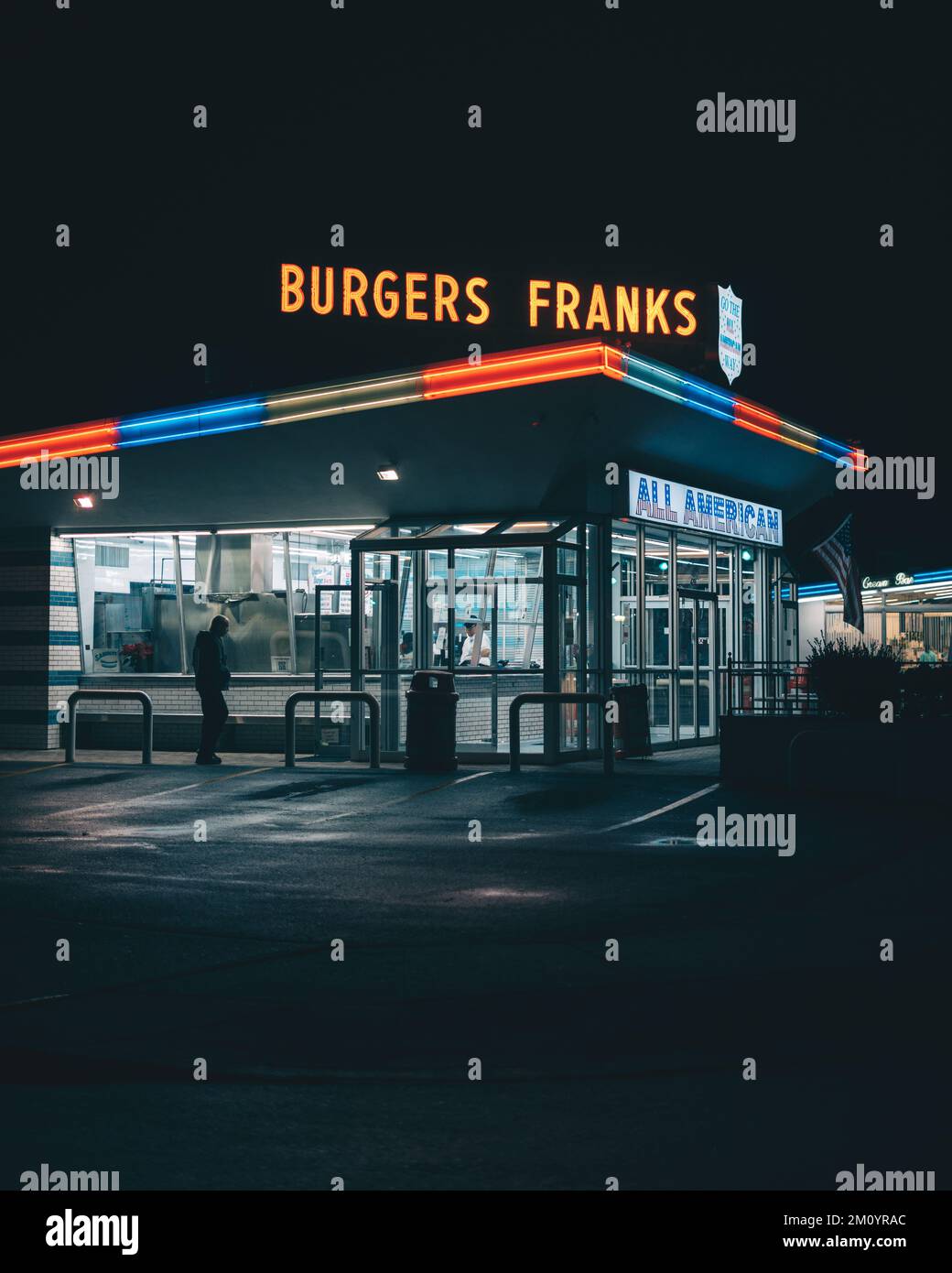 Tous les Hamburger Drive américain dans le panneau néon la nuit, Massapequa, New York Banque D'Images