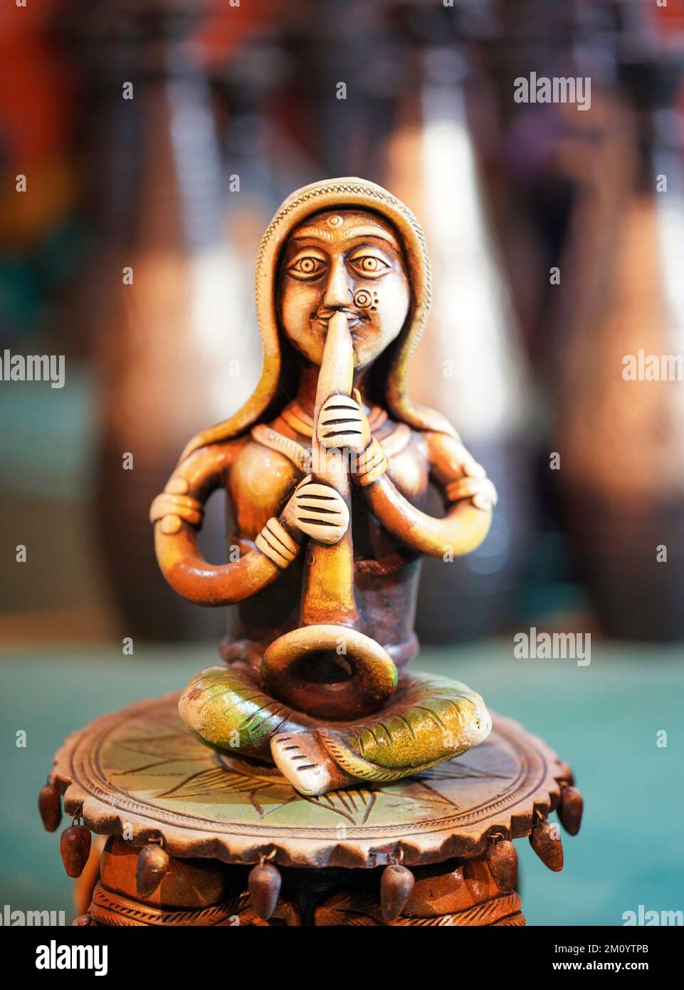 Artisanat, The Art of India, objets de démonstration et objets de collection de la statue en terre cuite, magnifiques poupées en argile de musiciens folkloriques miniatures qui se produisent dans un groupe de c Banque D'Images