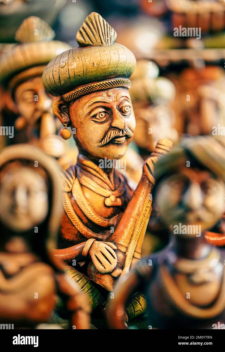 Artisanat, The Art of India, objets de démonstration et objets de collection de la statue en terre cuite, magnifiques poupées en argile de musiciens folkloriques miniatures qui se produisent dans un groupe de c Banque D'Images
