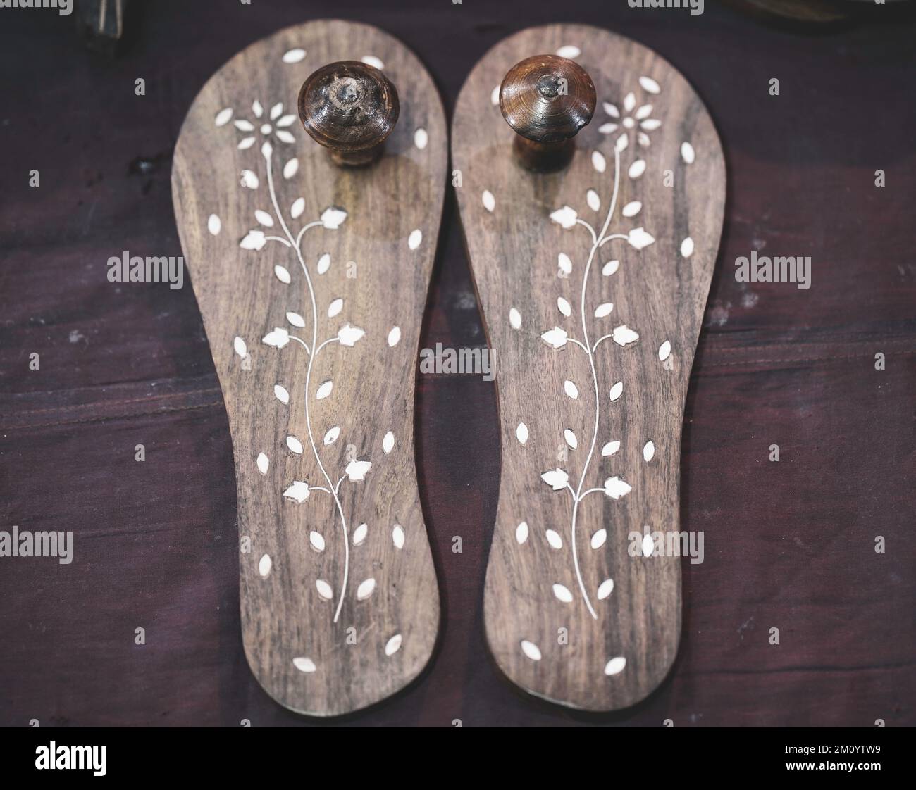 Artisanat Bazar chaussons en bois, Bois artisanal Khadau/Slipper en bois,Sandels en bois/Charan Paduka,Khadau Worship Charan Paduka en bois pour Saint Pur Banque D'Images