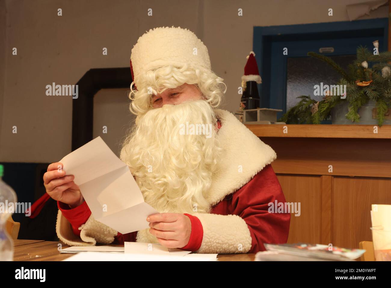 Himmelsberg, Allemagne. 07th décembre 2022. Manuela Verges comme le Père  Noël de l'Association des postes du Père Noël lit des lettres dans la  maison du Père Noël au bureau de poste de