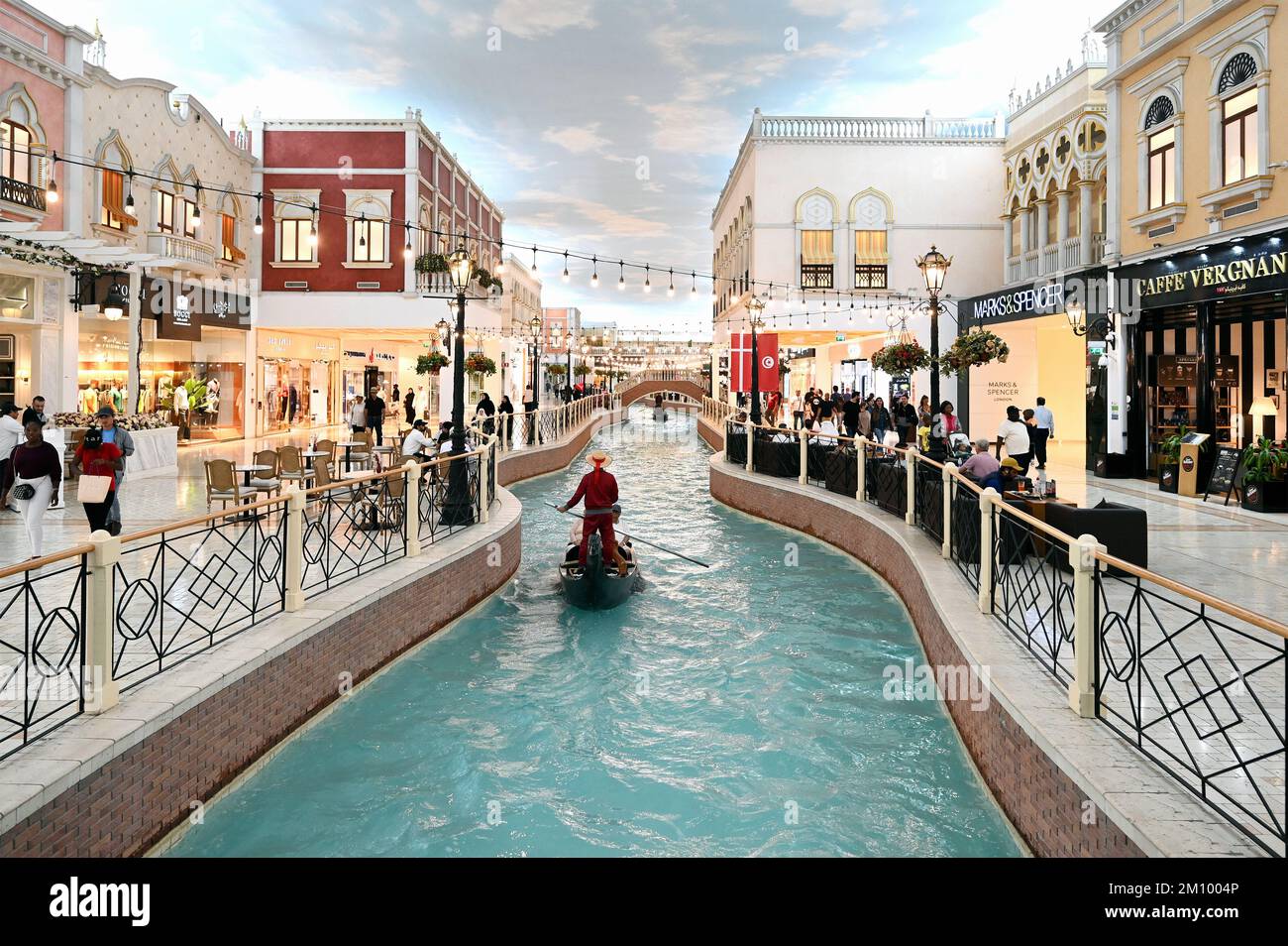 Coupe du monde de football, Qatar 2022, Doha ; Villaggio Mall, centre commercial de style vénitien avec canal, gondoles et ciel artificiel. Banque D'Images
