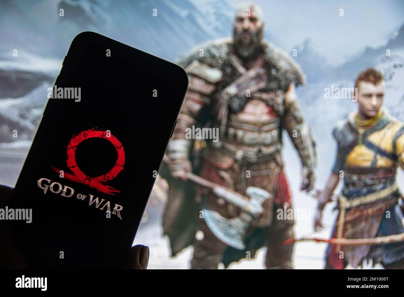 Rheinbach, Allemagne 8 décembre 2022, le logo de la série de jeux « God of War » sur l'écran d'un smartphone (Focus sur le logo de la marque) Banque D'Images