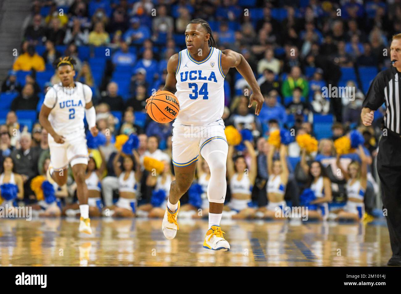 Les Bruins de l'UCLA gardent David Singleton (34 ans) lors d'un match de basket-ball de la NCAA contre les Ducks de l'Oregon le dimanche 4 décembre 2022 à Los Angeles. Les Bruins de l'UCLA ont battu les Ducks de l'Oregon 65-56. (Dylan Stewart/image du sport) Banque D'Images