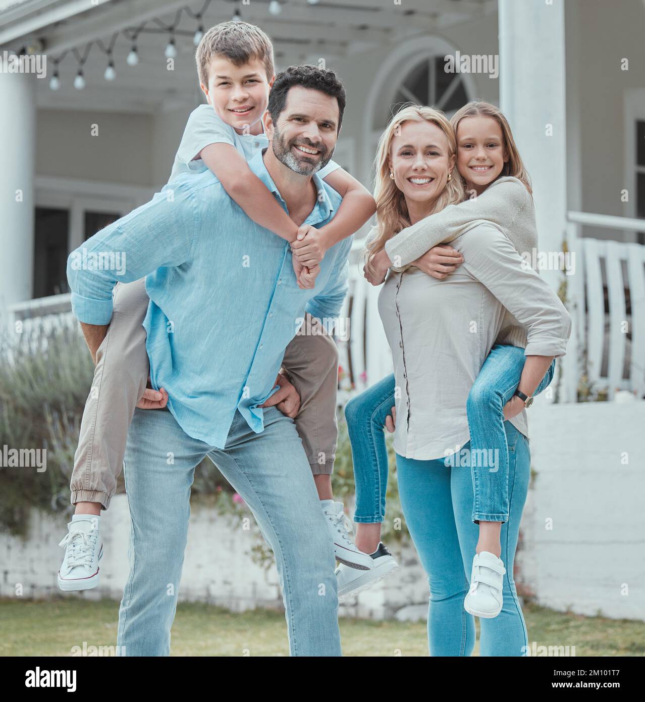 Ils rendent la vie intéressante. une famille passant du temps ensemble à la maison. Banque D'Images