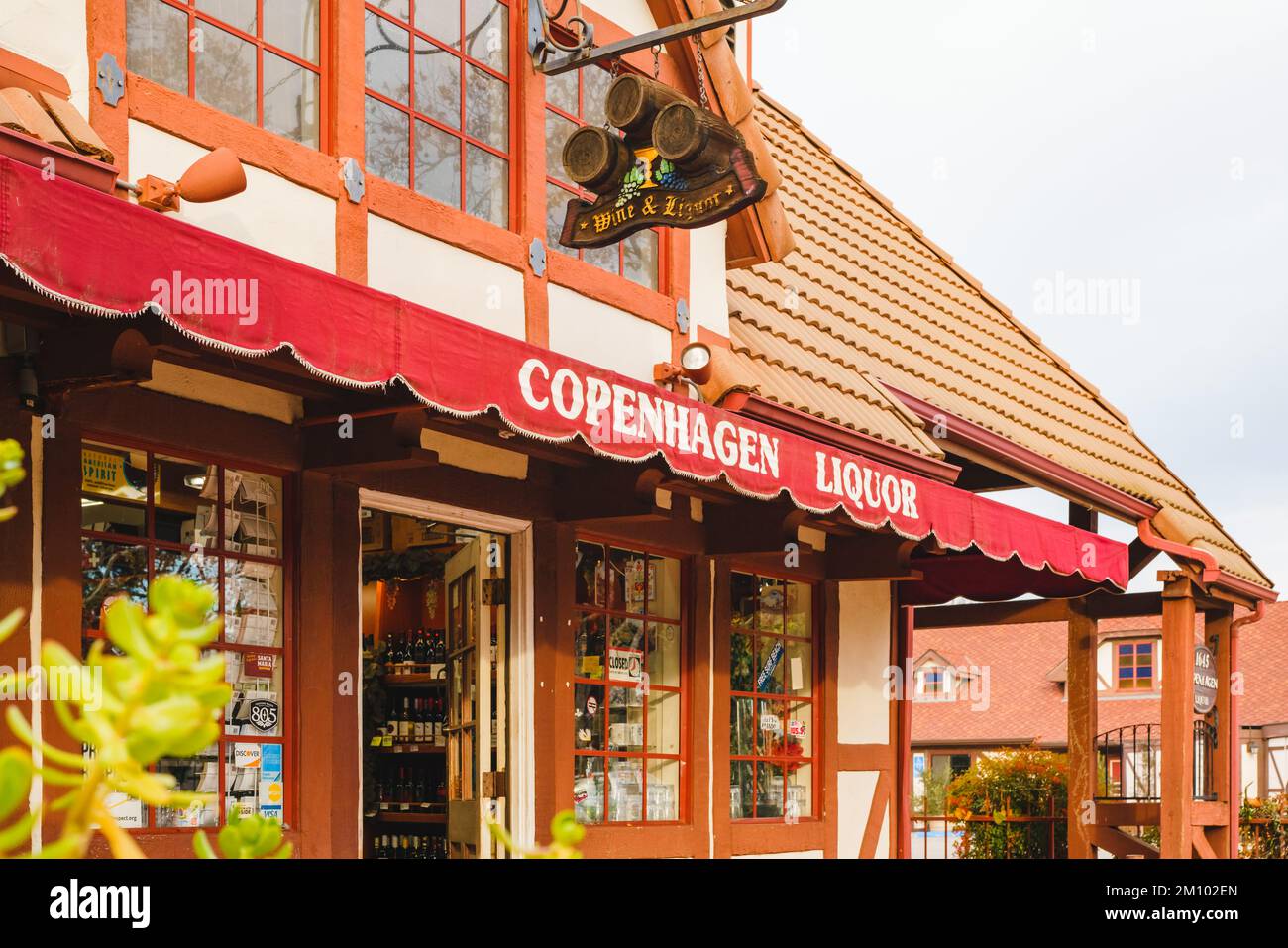 Solvang, Californie, États-Unis - magasin de spiritueux 8 décembre 2022 Copenhague à Solvang. Architecture, vue sur la rue. Banque D'Images