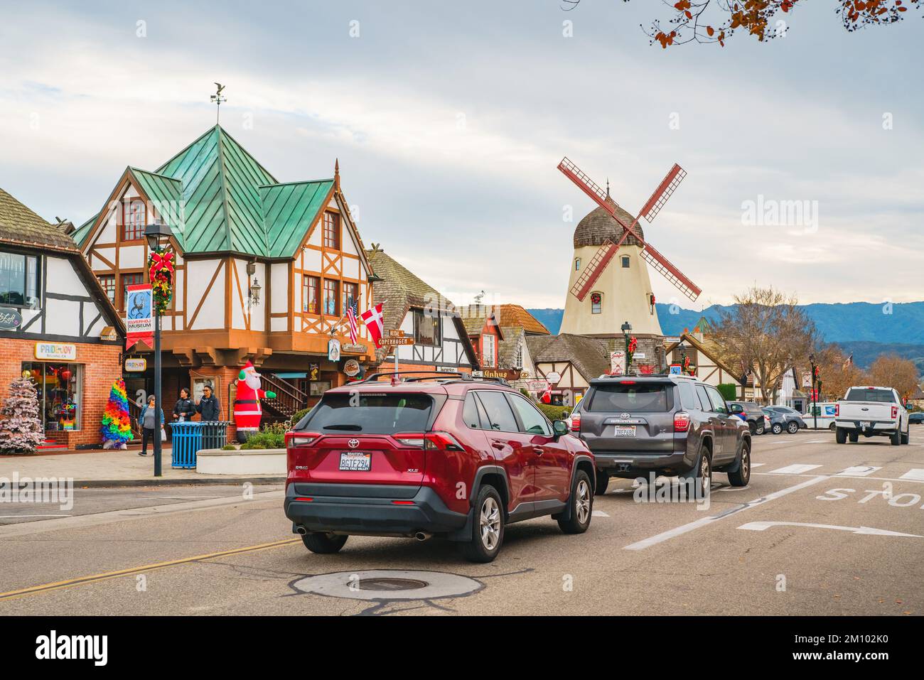 Solvang, Californie, Etats-Unis - 8 décembre 2022 Centre-ville de Solvang, restaurants avec des gens, vue sur la rue, touristes. Style danois, petit Danemark à Cali Banque D'Images
