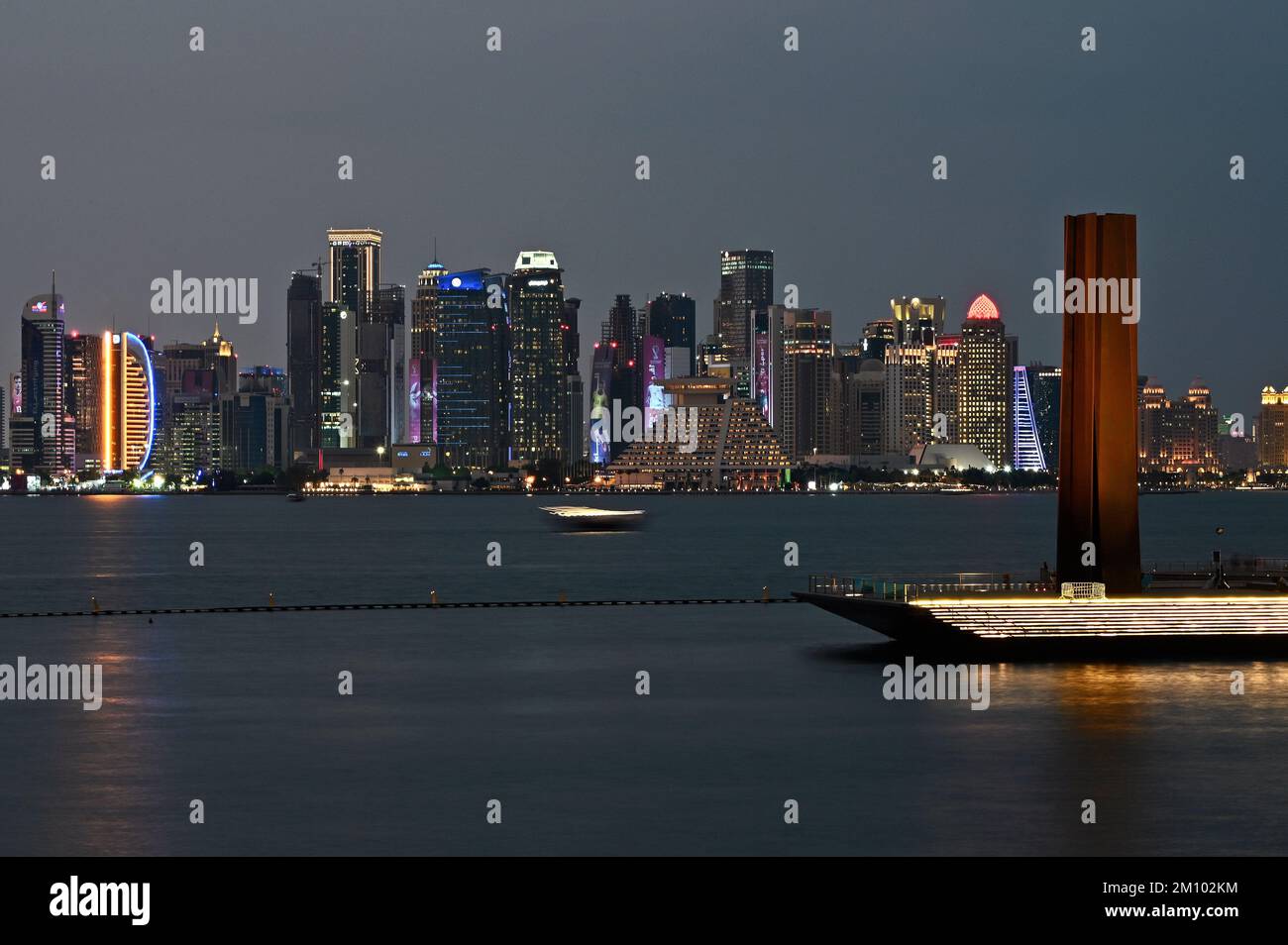 Vue sur l'horizon de West Bay depuis la terrasse du Musée d'art islamique . Avec la sculpture 'The 7 Sculpture' de l'artiste américain Richard Serra. Banque D'Images