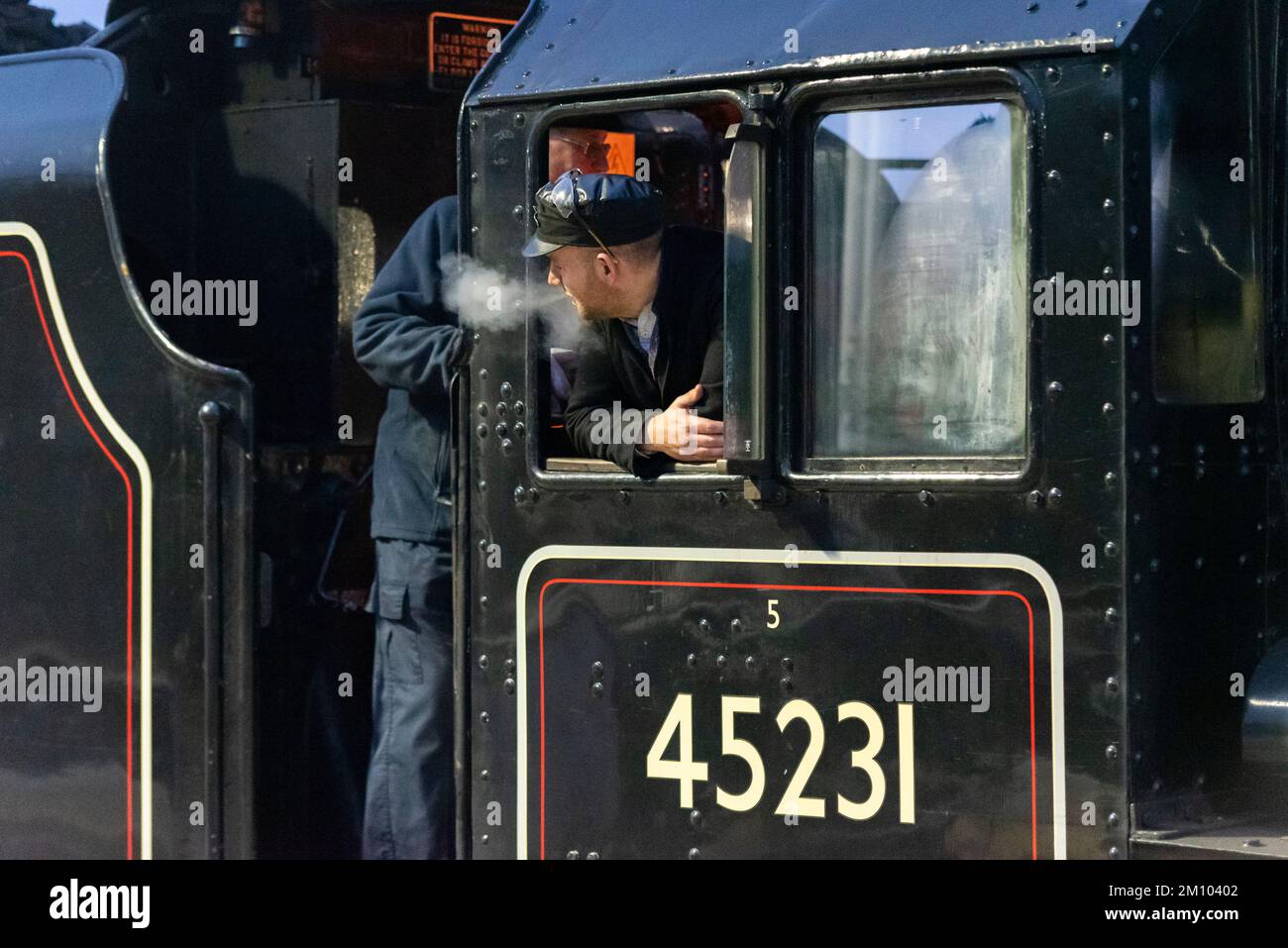 Leigh on Sea, Essex, Royaume-Uni. 9th décembre 2022. Un train à vapeur spécial de Noël va de Southend on Sea dans l'Essex à Chichester dans le Sussex pour donner à ses passagers la chance de visiter les marchés de yuletide et un service spécial de chants de noël. Le train est exploité par Steam Dreams et transporté par Stanier classe 5 numéro 45231 nommé «Sherwood Forester». La locomotive construite en 1936 est vue ici à la gare de Leigh on Sea à l'aube, en emportant des passagers et de l'eau pour son voyage. 45231 servi avec British Rail jusqu'aux derniers jours de la vapeur BR en 1968 puis passé en conservation. Conducteur dans la cabine Banque D'Images