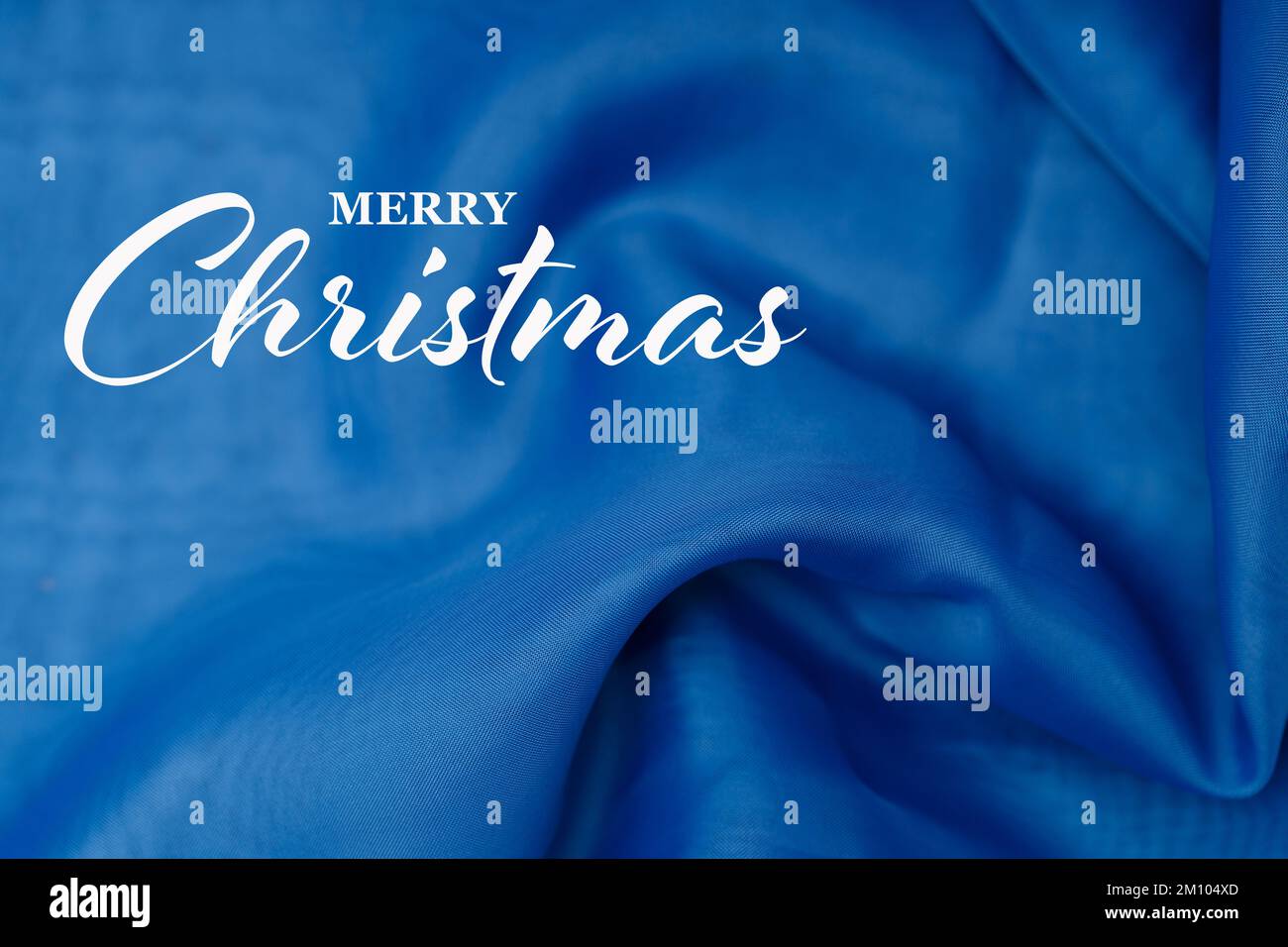 Tissu en soie bleue avec inscription « Merry Christmas ». Photo de haute qualité Banque D'Images