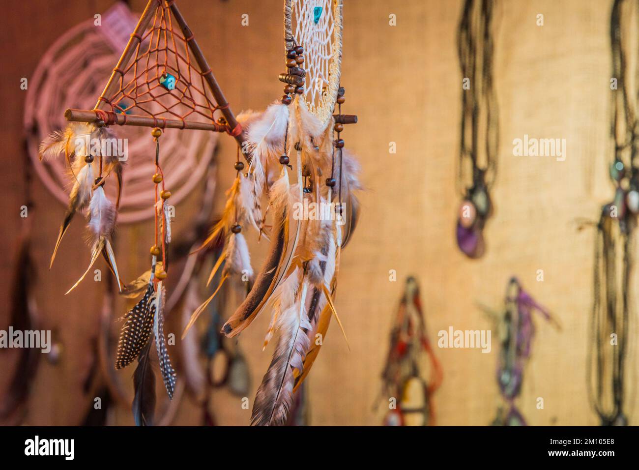 Rêvez de vous embuer contre la lumière du soleil de fond. Travail artisanal de ramassage de rêve , symbole ethnique. mise au point douce sur un arrière-plan naturellement flou Banque D'Images