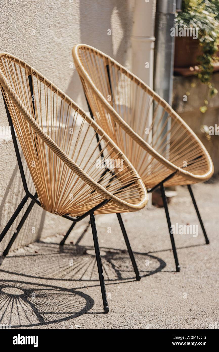 Meubles de café. Chaises de créateur tendance. Chaise en rotin. Fauteuils en osier à l'extérieur. Meubles modernes dans la rue. Fauteuils de créateurs de mode Banque D'Images
