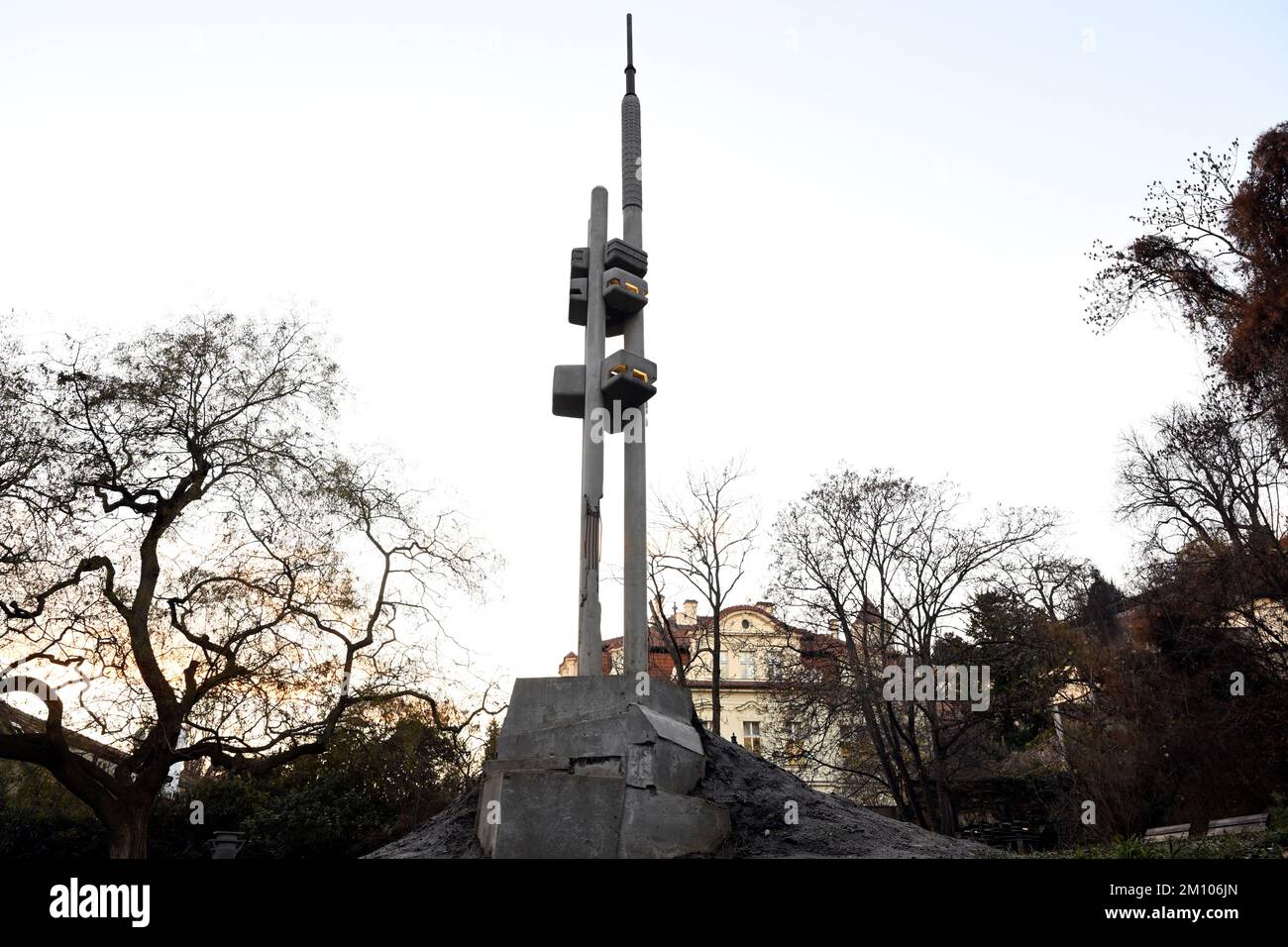 Un ensemble d'installations sculpturales par Kristof Kintera a été dévoilé dans le parc de Klarov, dans le centre de Prague, le novembre (sur 8 décembre 2022, photo), représentant sept 'maisonss', Ce sont de mini-répliques de bâtiments de Prague existants ou retirés de la deuxième moitié du 20th siècle qui entourent la statue Ancienne De Vaclav Simek A Girl with a Dove. En béton, les répliques brillantes représentent, par exemple, la tour de télévision de Zizkov (photo), le bâtiment CETIN, le grand magasin Kotva, le monastère d'Emauzy, Komercni banka (KB) ou l'hôtel Praha, qui font délibérément partie Banque D'Images