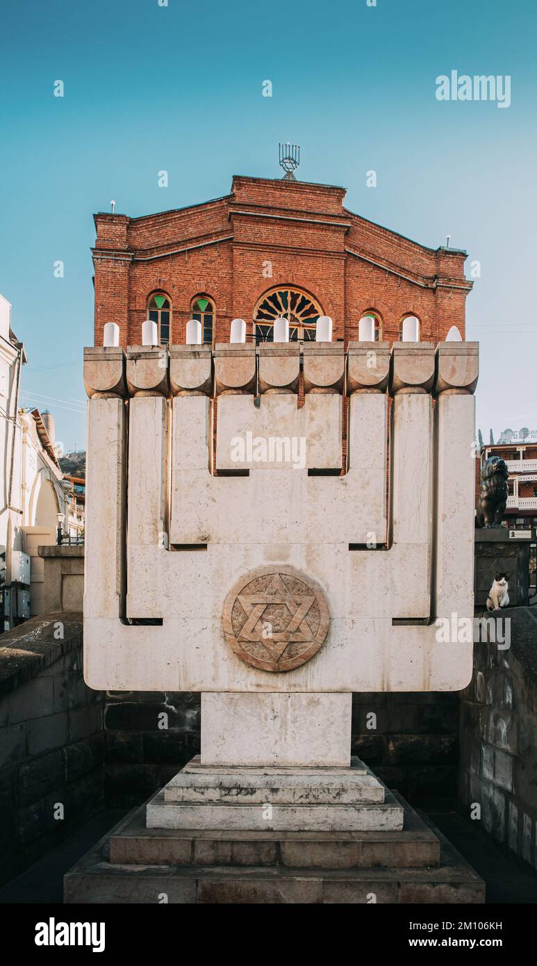 Grande Hanoukkah Menorah à l'entrée de la Grande Synagogue de Tbilissi Grande Synagogue de Tbilissi, également sépharadique, ou Synagogue de Juifs d'Akhaltsikhe - Banque D'Images