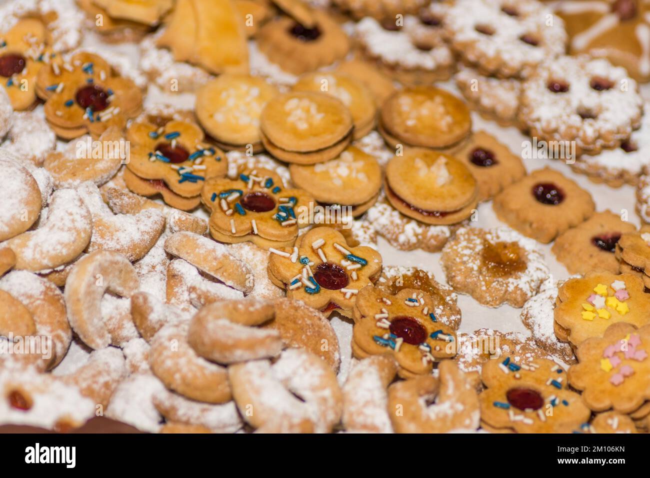 il y a plein de délicieux petits gâteaux de noël frais avec des saupoudrées et du sucre Banque D'Images