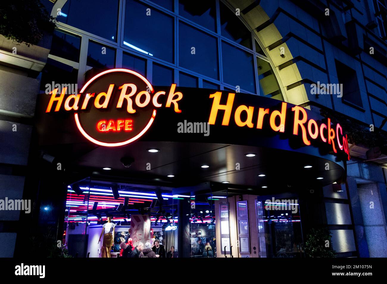 Signalisation à l'extérieur du Hard Rock Cafe, Piccadilly Circus, Londres, Angleterre, Royaume-Uni Banque D'Images