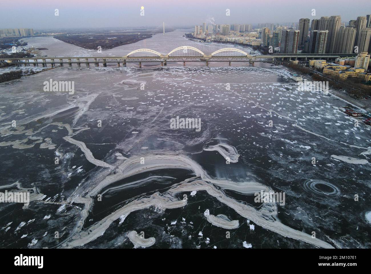La photo aérienne montre la rivière gelée de Songhua dans la ville de Harbin, dans la province de Heilongjiang, au nord-est de la Chine, le 8 décembre 2022. (Photo de ChinaImages/Sipa USA) Banque D'Images
