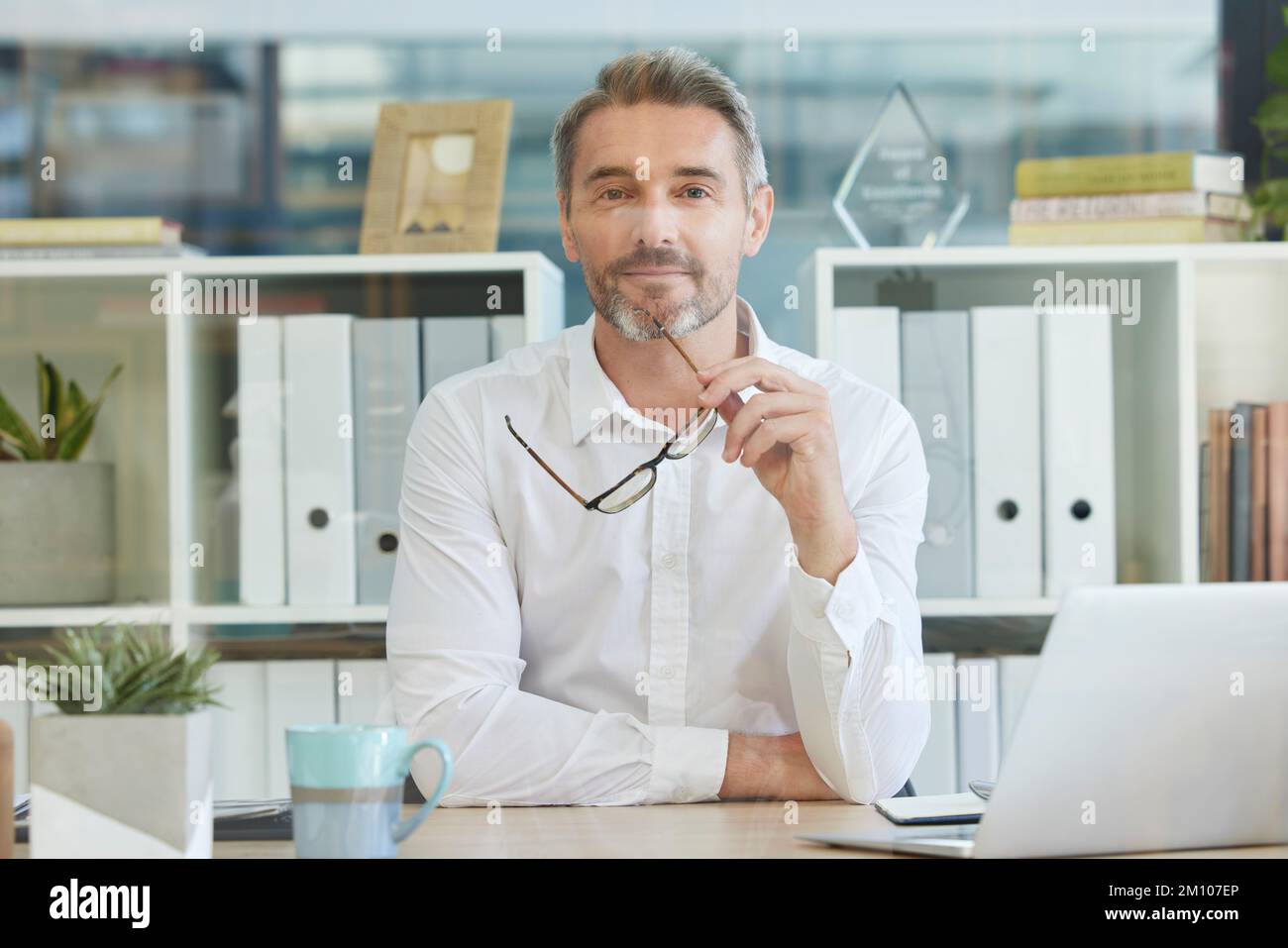 Portrait, homme d'affaires ou chef de la direction en pensant à une publicité créative ou à une stratégie de marketing dans le bâtiment de bureau. Visage, vision ou réfléchi Banque D'Images