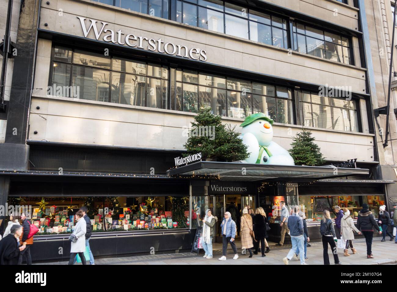 Raymond Briggs' Bonhomme en dehors de Waterstones flagship sur Piccadilly, Londres, UK Banque D'Images