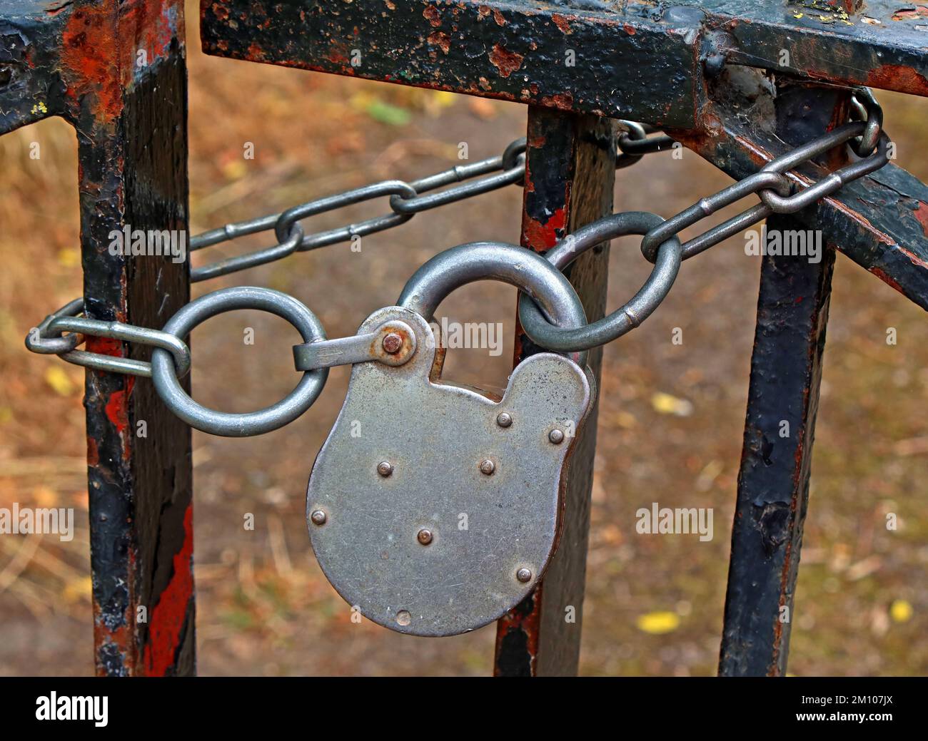 Chaîne et cadenas sur une clôture et une porte Banque D'Images