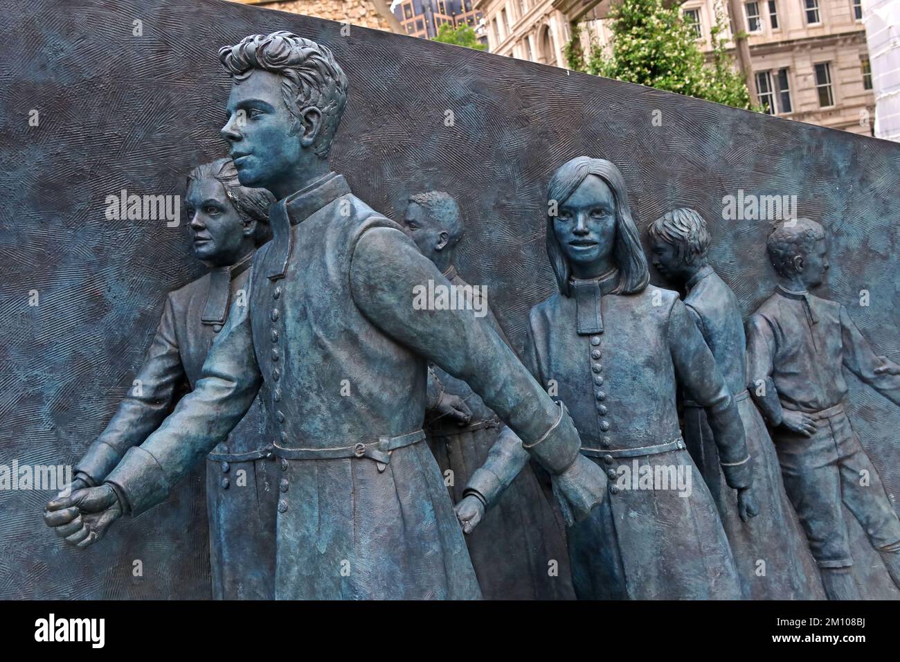 Sculpture commémorative de l'hôpital Christs à Londres - sculptée par Andrew F Brown, Christchurch Greyfrairs Garden, Newgate St, City of London, Angleterre, EC1A Banque D'Images