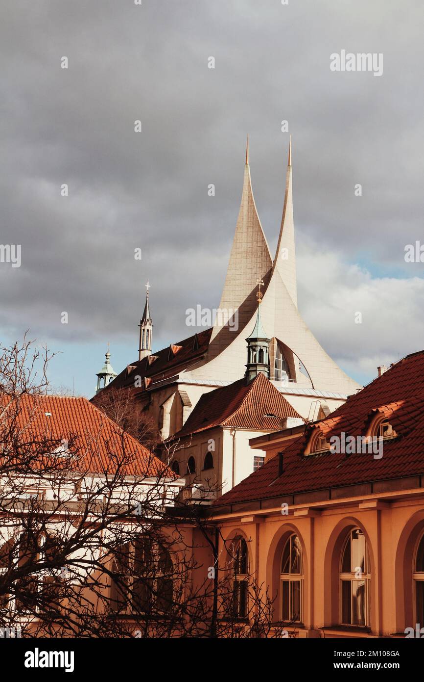 Une photo verticale du monastère unique d'Emmaus à Prague, dans le ciel nuageux Banque D'Images