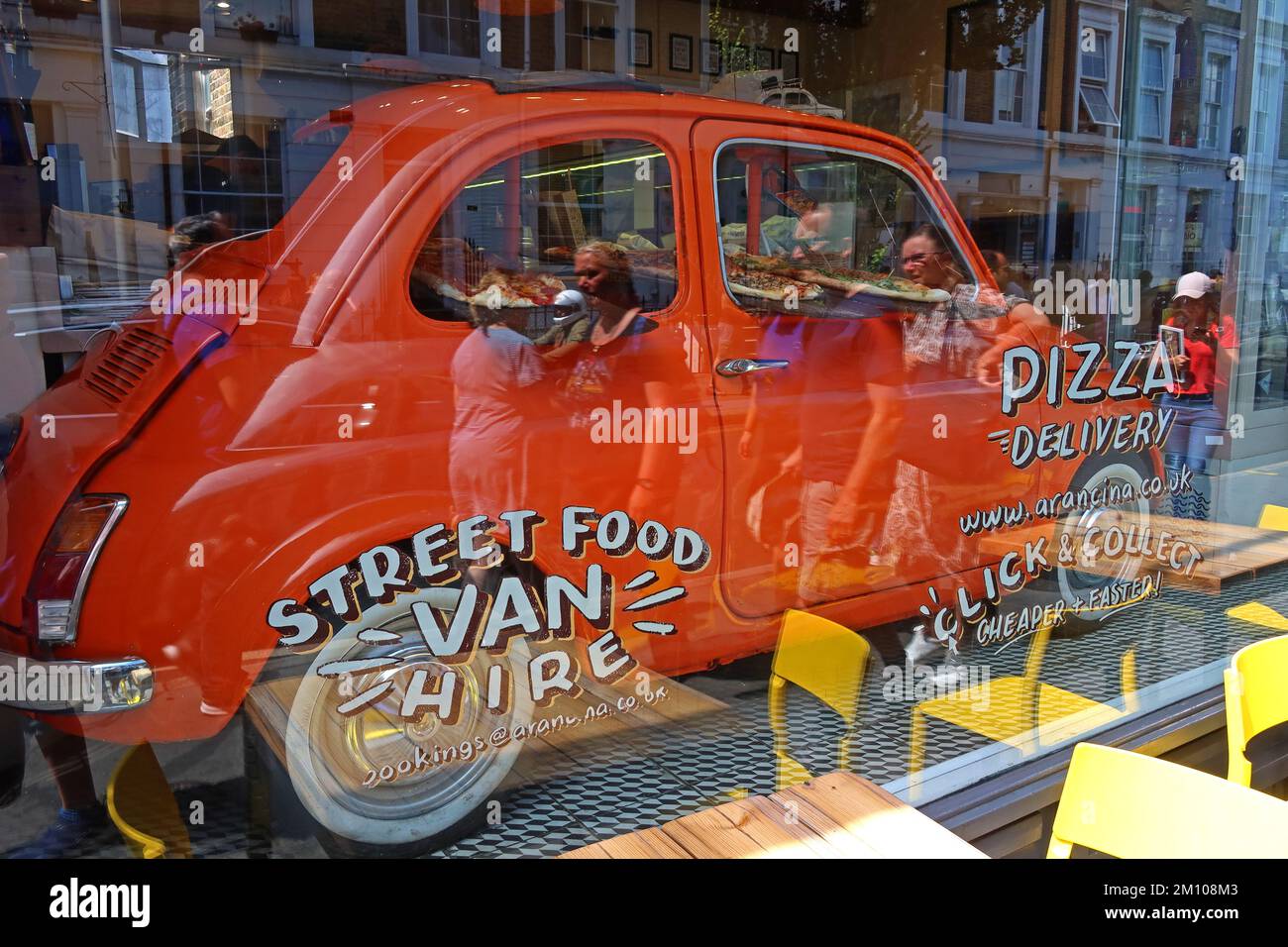 Fiat 500, dans la vitrine de la boutique d'Arancina - 19 Pembridge Rd, RBKC, Londres, Angleterre, Royaume-Uni, W11 3HG, cuisine italienne de rue, arancini et pizza Banque D'Images