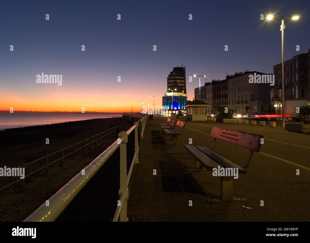 St Leonards sur la promenade de la mer au crépuscule. Cour maritime en arrière-plan. Banque D'Images