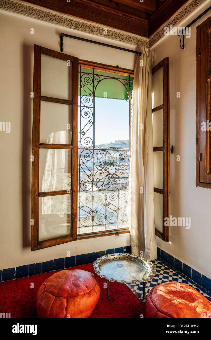 Décoration intérieure traditionnelle d'une maison riche marocaine appelée riad avec vue sur le centre-ville, Fès, Morroco, Afrique du Nord Banque D'Images