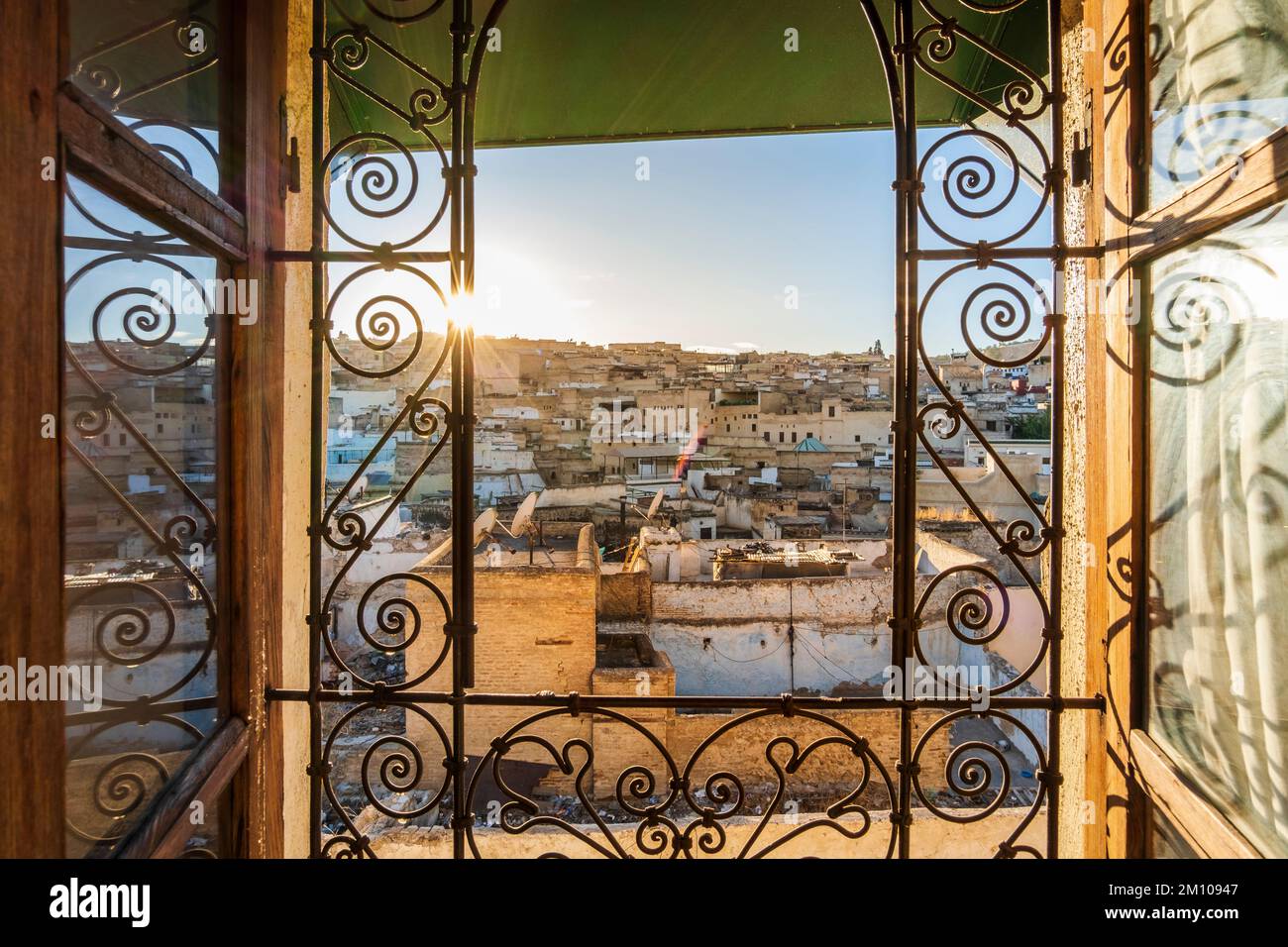Fez médina vue à travers décorée dans le style arabe fenêtre, Maroc. Banque D'Images