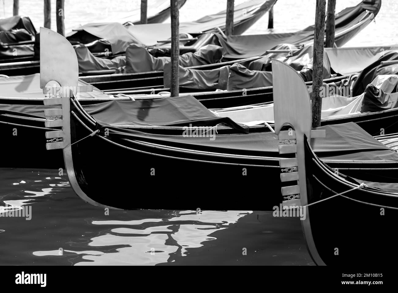 Gondoles amarrées, bateaux en noir et blanc à Venise Banque D'Images