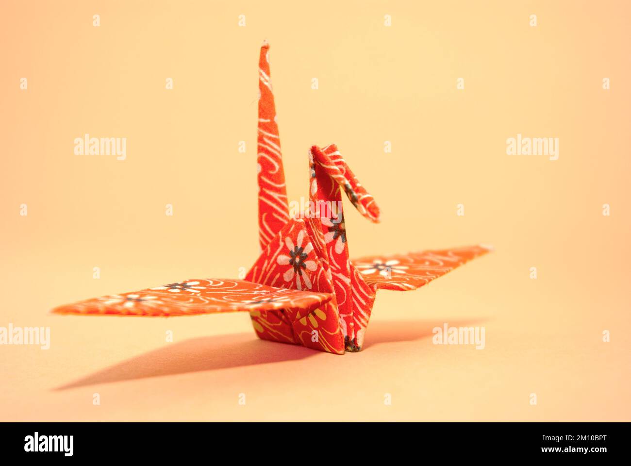 Grue à papier traditionnellement pliée selon l'art japonais de l'origami. Banque D'Images