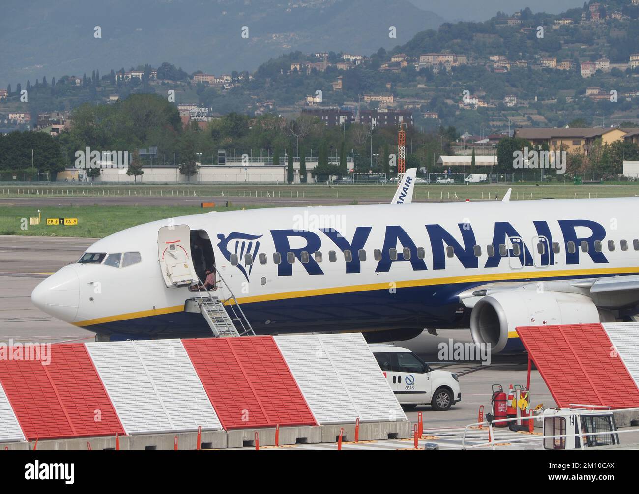 BERGAME, ITALIE - VERS AOÛT 2022 : Ryanair Boeing 737-8AS stationné à l'aéroport Banque D'Images