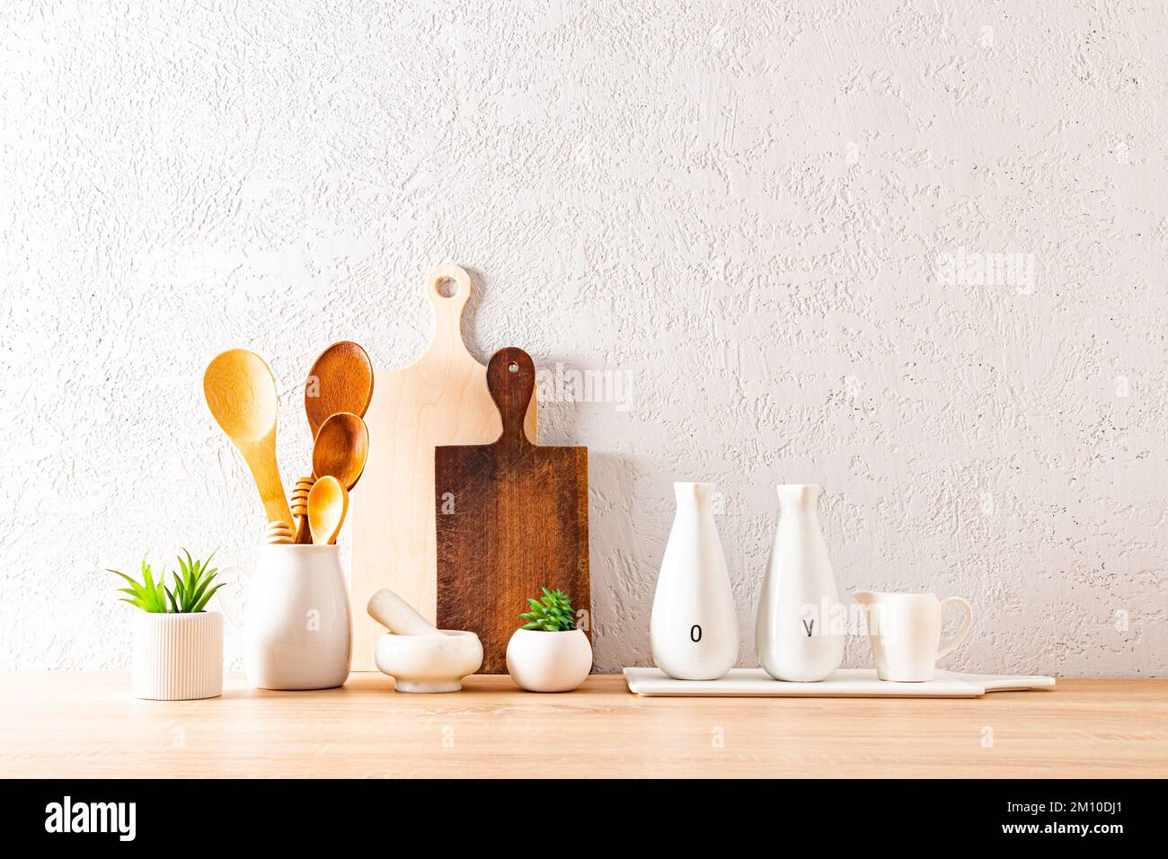 Belle cuisine moderne de fond comptoir avec divers ustensiles de cuisine pour la cuisine et plantes d'intérieur en céramique mini pots Banque D'Images