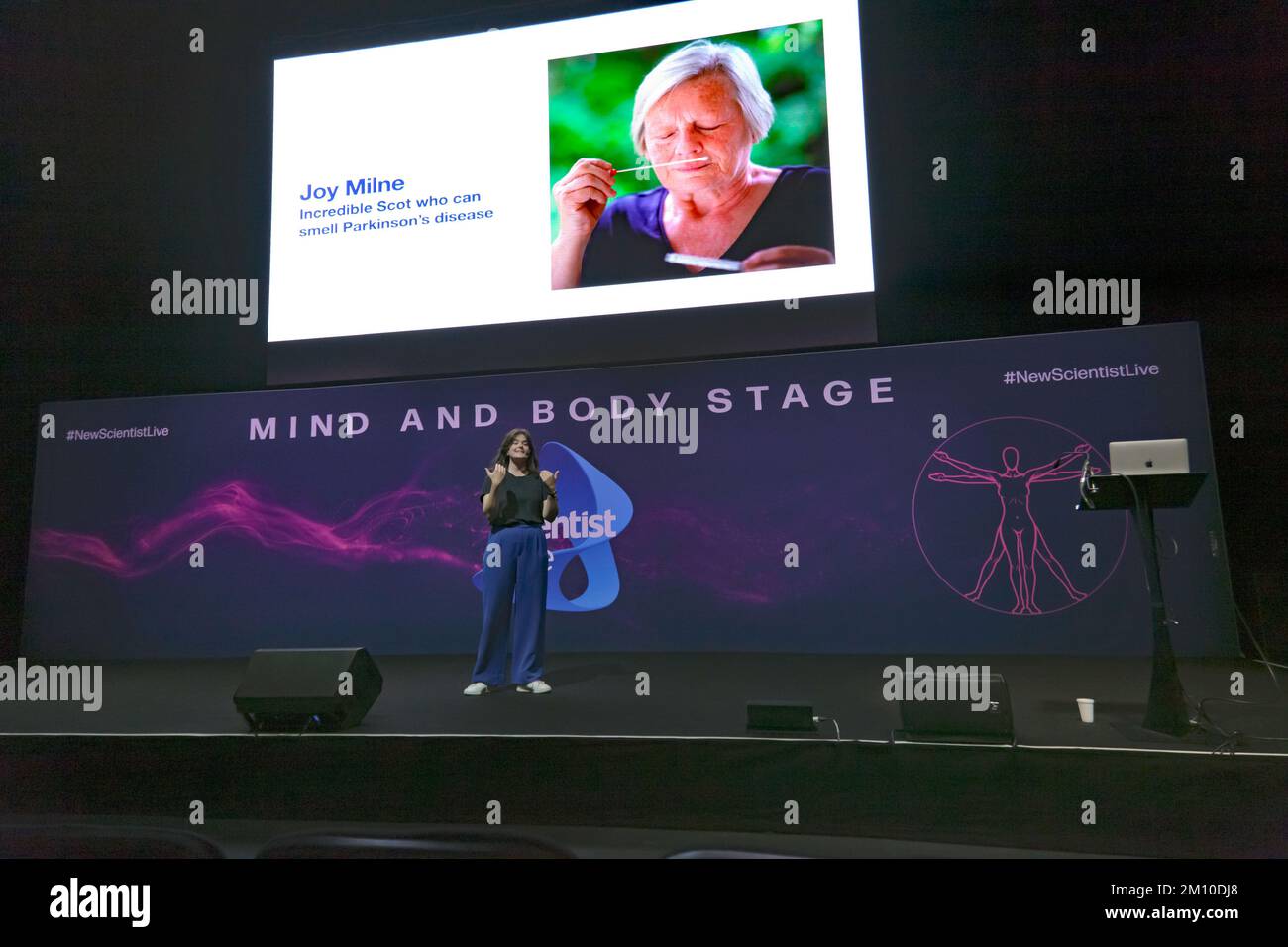 Sophie Ward présente son discours « verre à moitié plein : les points positifs de cinq choses ennuyeuses », sur la scène du corps et de l'esprit, pendant le programme de la Journée des écoles, au New Scientist Live 2022 Banque D'Images