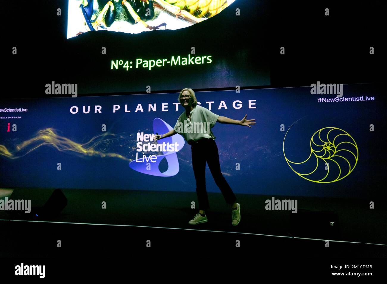 Seirian Sumner lui donne son discours, « Pourquoi les wasps comptent », sur la scène notre planète, pendant le programme de la Journée des écoles, à New Scientist Live 2022 Banque D'Images