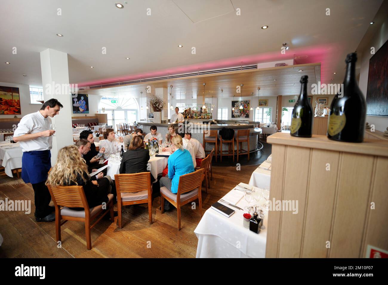 Une séance de formation sur le vin par le personnel au restaurant de fruits de mer de Padstow, en Cornouailles. Banque D'Images