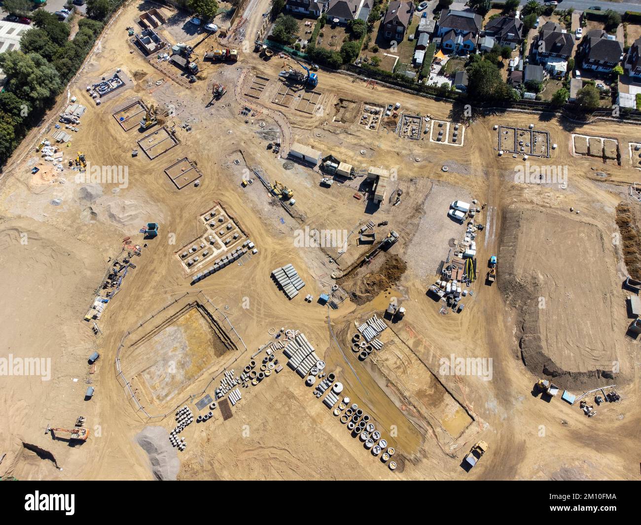 Vue aérienne par drone du site de construction de maisons dans les premiers stades de Hayling Island, Hampshire, Royaume-Uni Banque D'Images