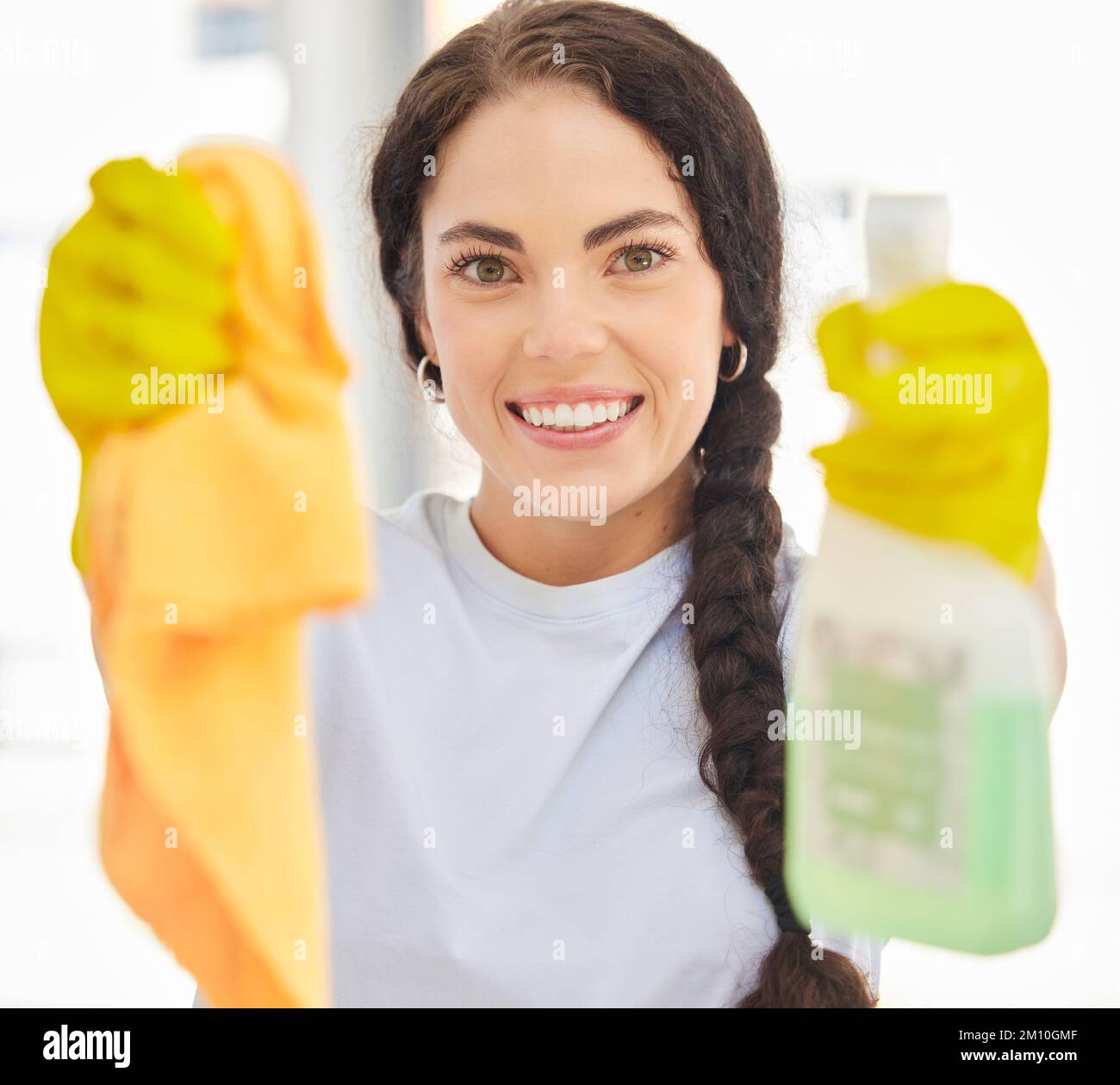 Femme, mains et sourire avec des outils de nettoyage pour la désinfection, l'hygiène ou le travail domestique. Portrait du chiffon de nettoyage et du vaporisateur Happy female Banque D'Images