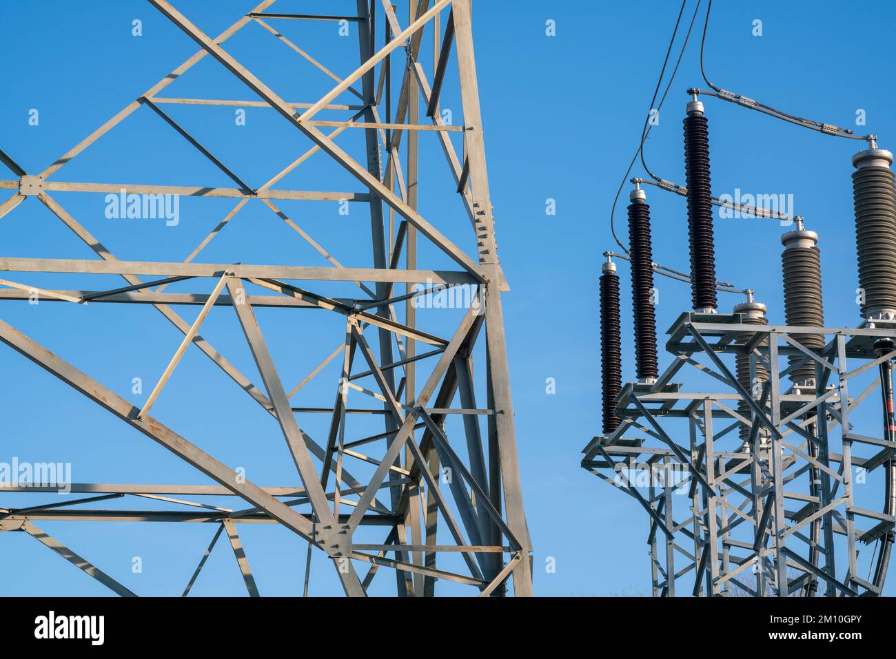 centrale électrique : détail du canal électrique de l'isolant électrique des câbles électriques haute tension. Banque D'Images