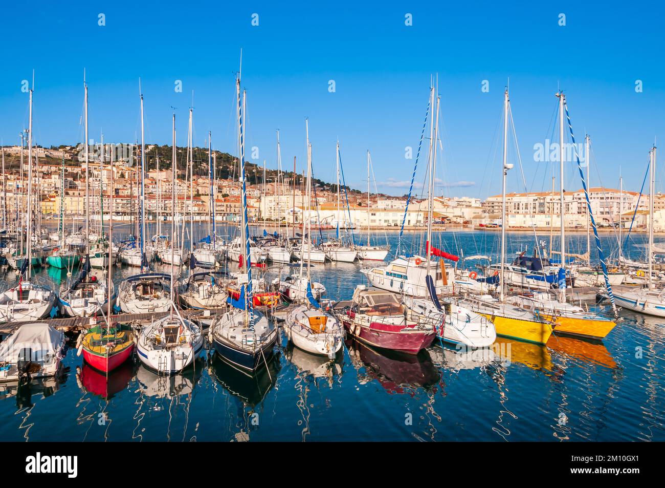 Marina de Sète et Mont Saint clair en arrière-plan, au lever du soleil, un matin calme, à Hérault, Occitanie, France Banque D'Images