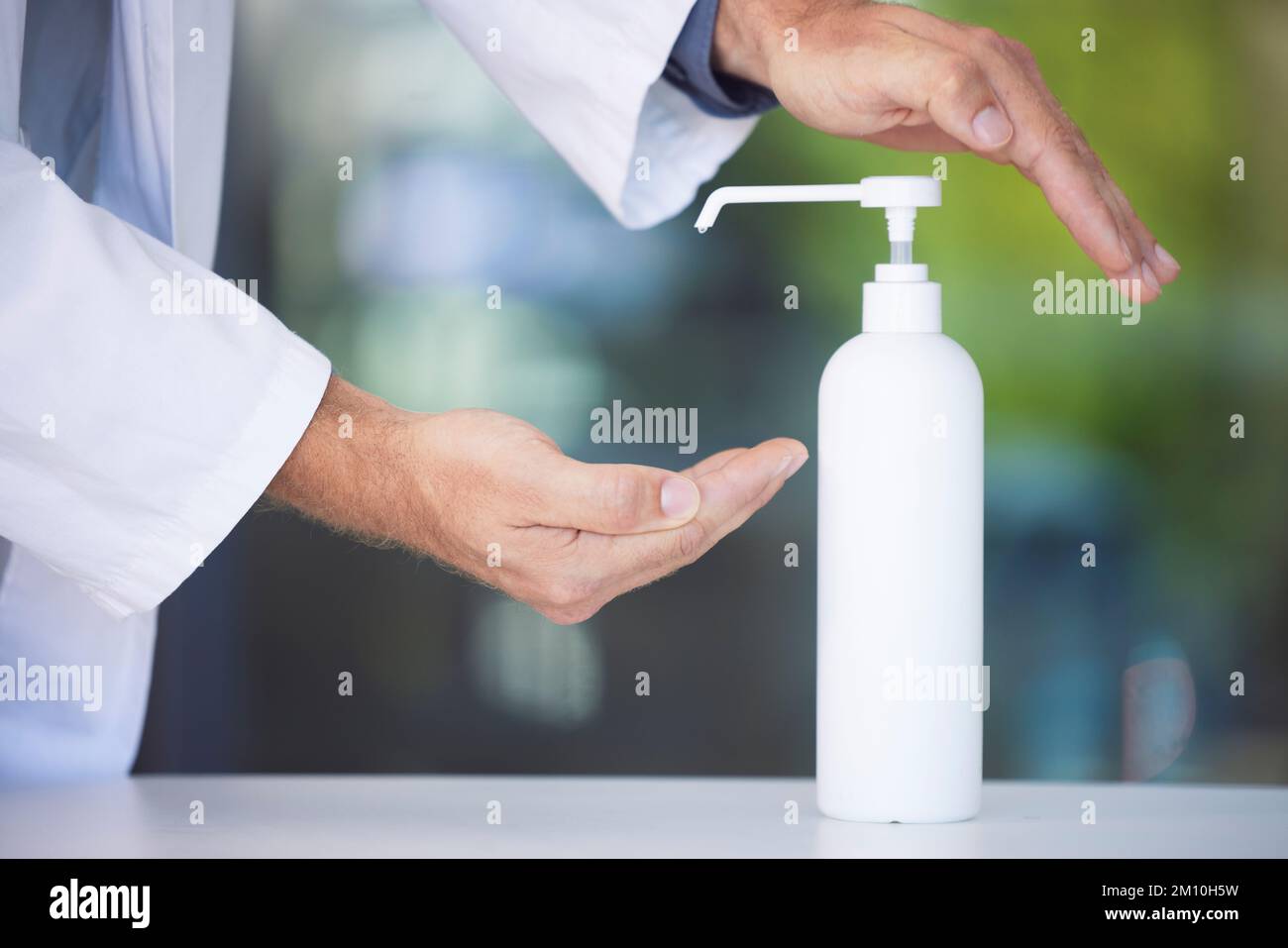 Conformité, nettoyage ou mains avec l'assainisseur pour les bactéries afin d'empêcher la propagation d'un virus par des doigts poussiéreux, sales ou sales. Zoom, main d'un médecin ou d'un professionnel de la santé Banque D'Images