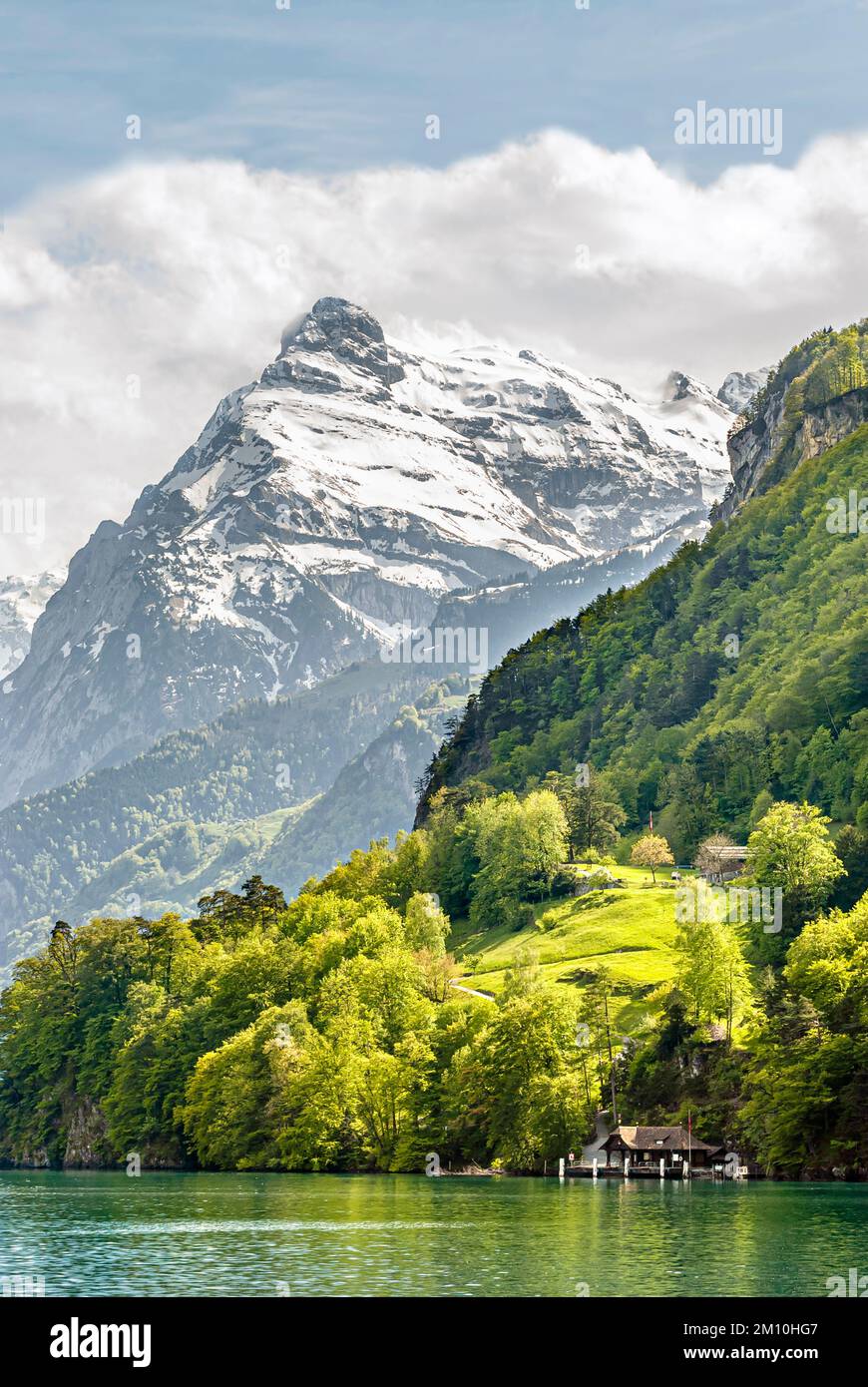 Paysage de montagne au lac de Lucerne près de Bauen en en Suisse Banque D'Images