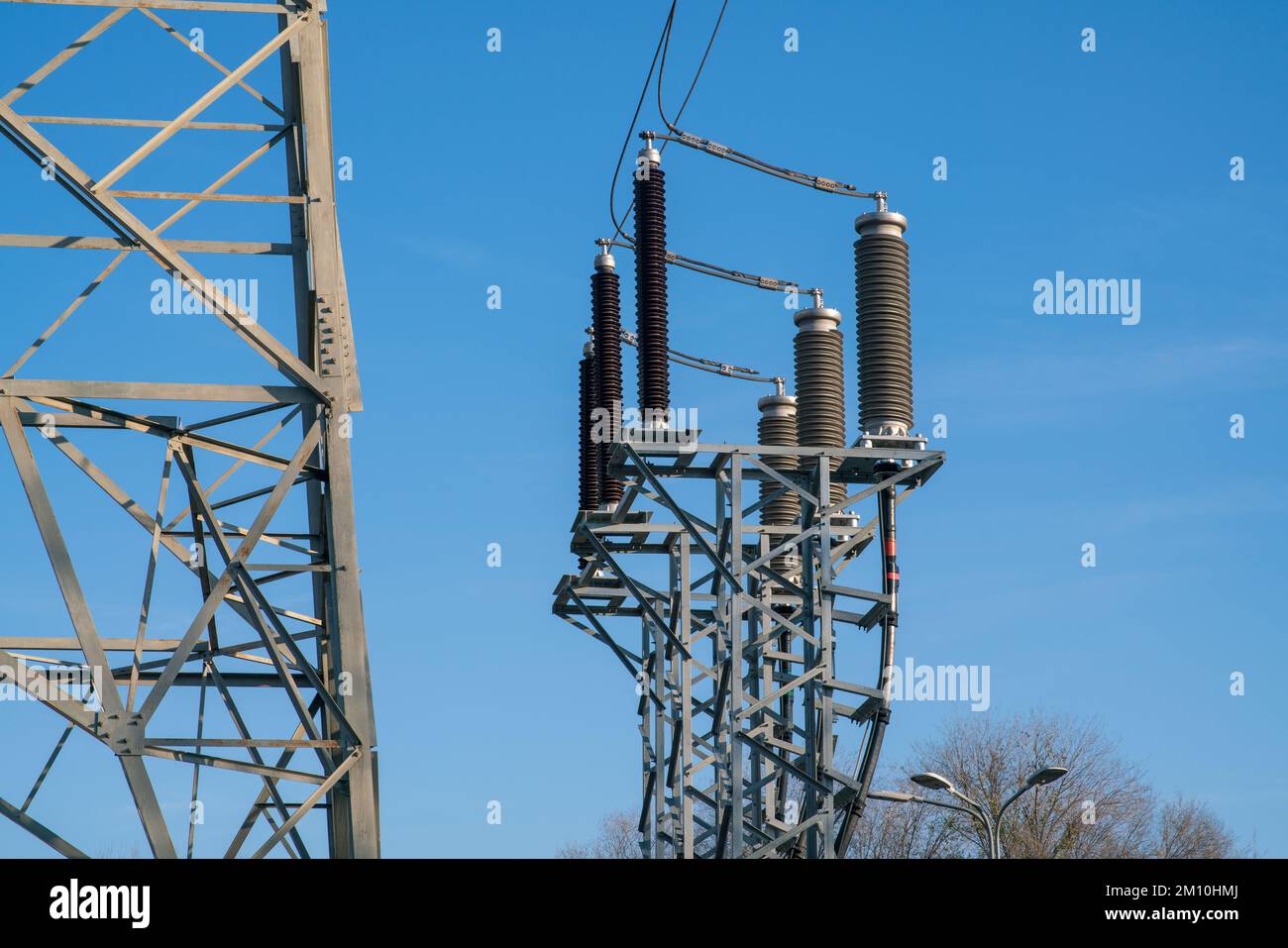 centrale électrique : détail du canal électrique de l'isolant électrique des câbles électriques haute tension. Banque D'Images