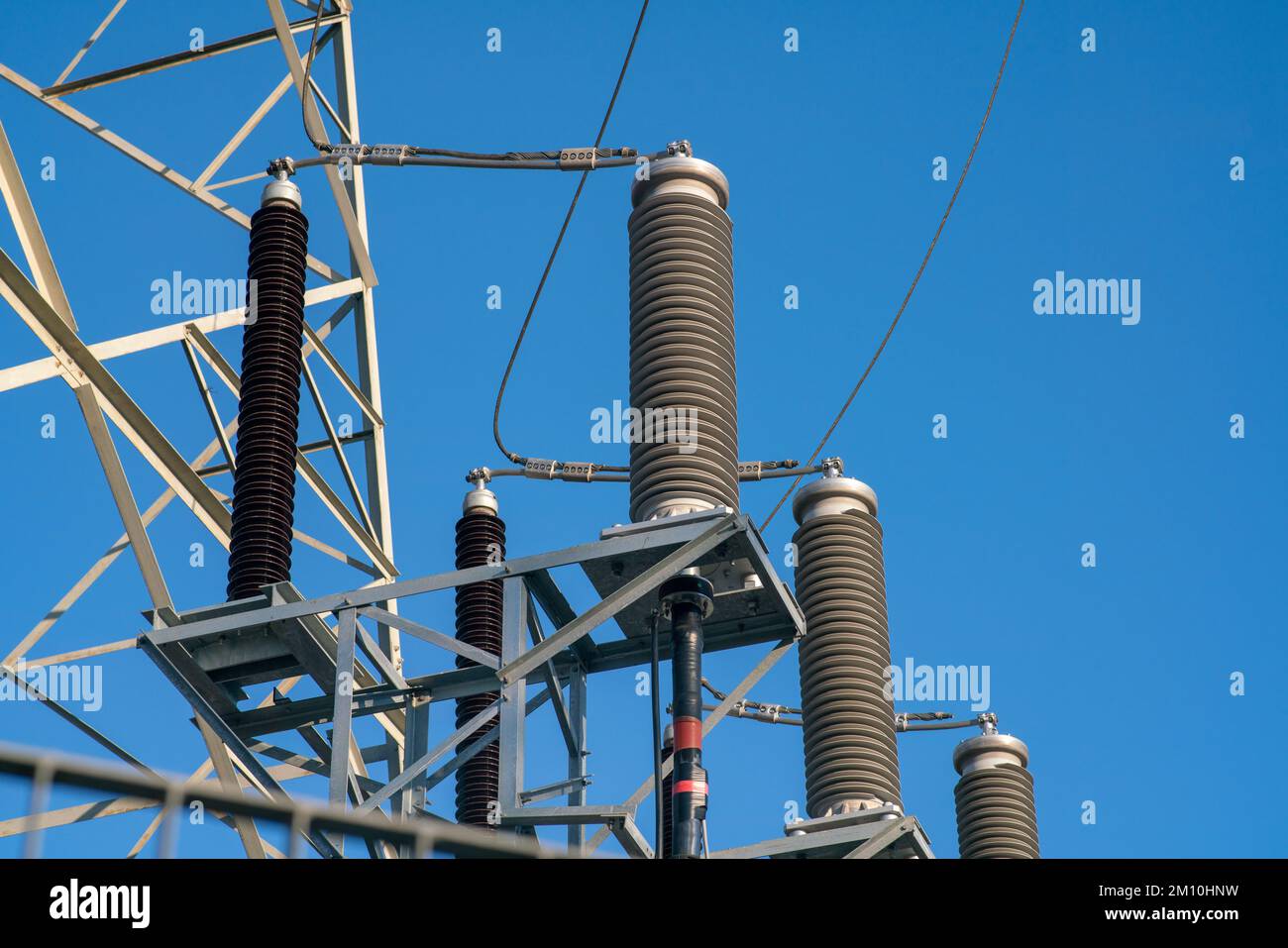 centrale électrique : détail du canal électrique de l'isolant électrique des câbles électriques haute tension. Banque D'Images